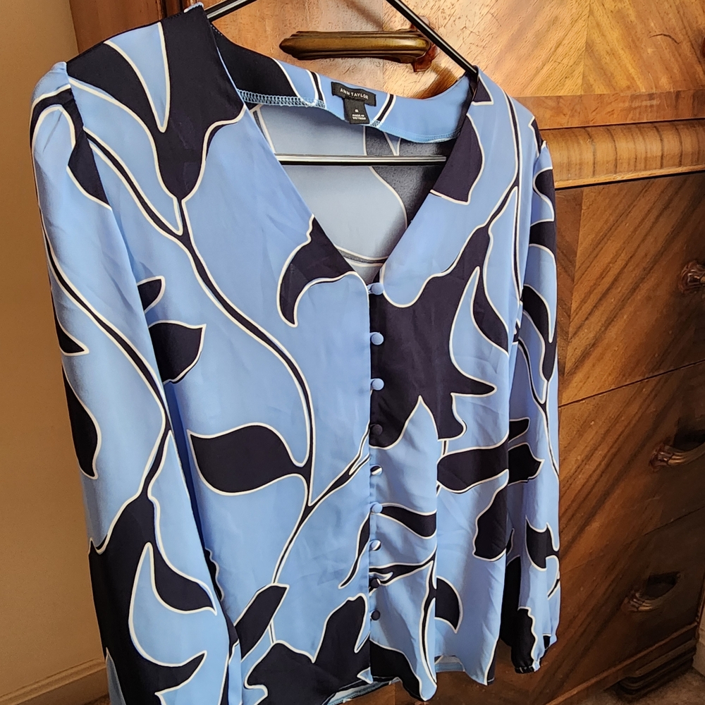 Ann Taylor Light Blue and Navy Abstract Floral Button-Down Top Size M